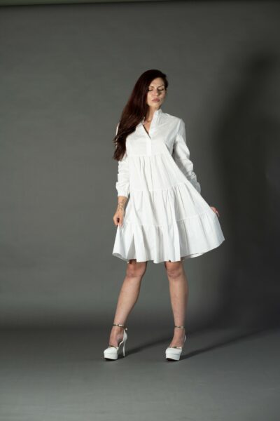 Dieses weiße Sommerkleid aus Leinen vereint feminine Eleganz mit klarem Design.
